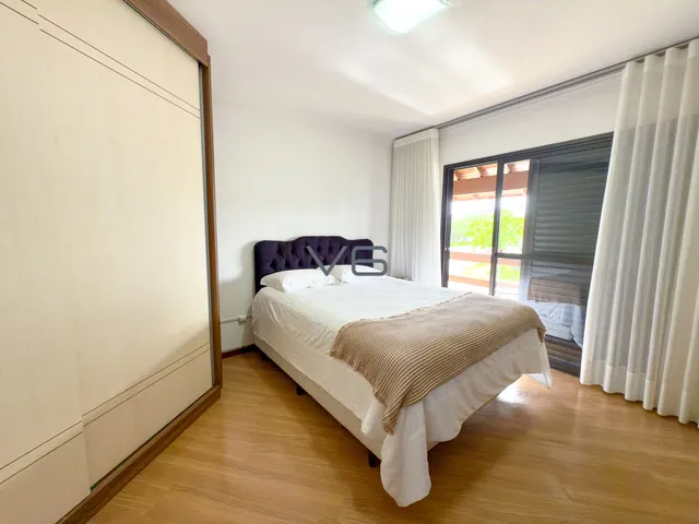 Imagem 8: Casa Alto Padrão com 358.83m² privativos, 5 quartos sendo 1 suíte, 4 vagas de garagem