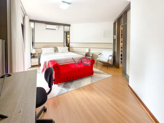 Imagem 2: Casa Alto Padrão com 358.83m² privativos, 5 quartos sendo 1 suíte, 4 vagas de garagem