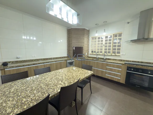 Imagem 8: Casa com 4 dormitórios e 1 suíte, 266m² privativos, 6 vagas de garagem, em Santa