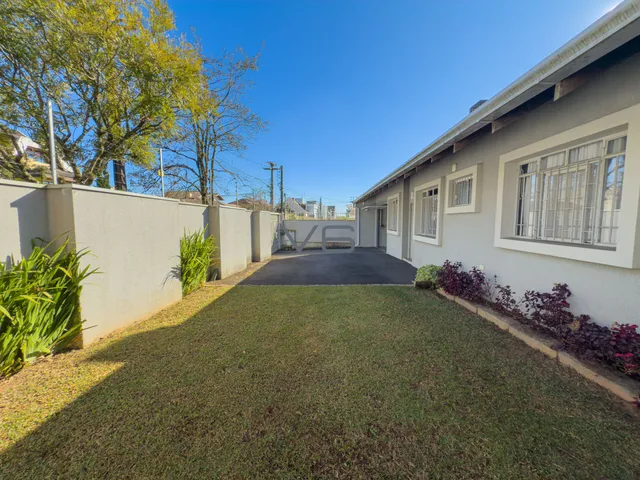 Imagem 11: Casa com 4 dormitórios e 1 suíte, 266m² privativos, 6 vagas de garagem, em Santa