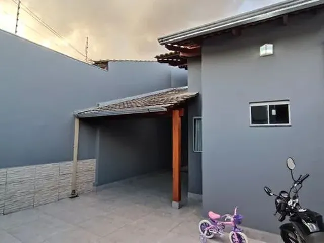 Imagem: A casa possui 3 Dormitórios, 2 Banheiros e está