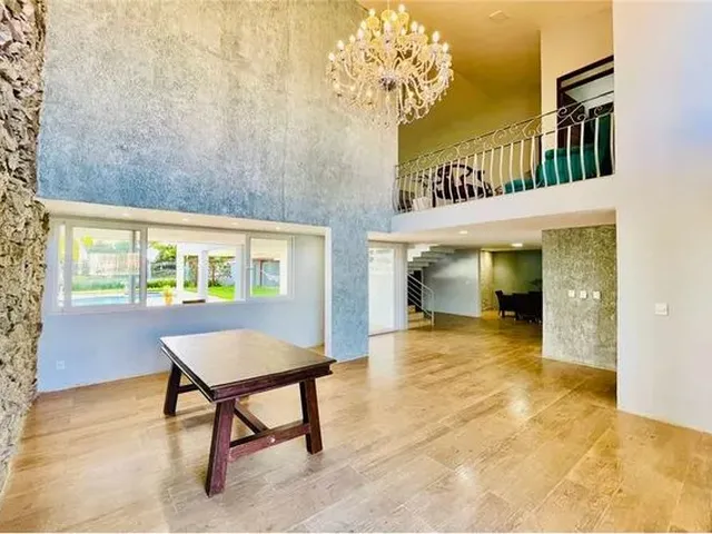 Imagem 4: Casa Super Espaçosa, em Região Tranquila com 4 Suítes