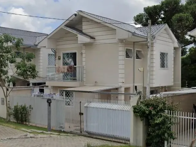 Imagem: A casa possui 3 Dormitórios, 2 Banheiros, 2 Vagas na