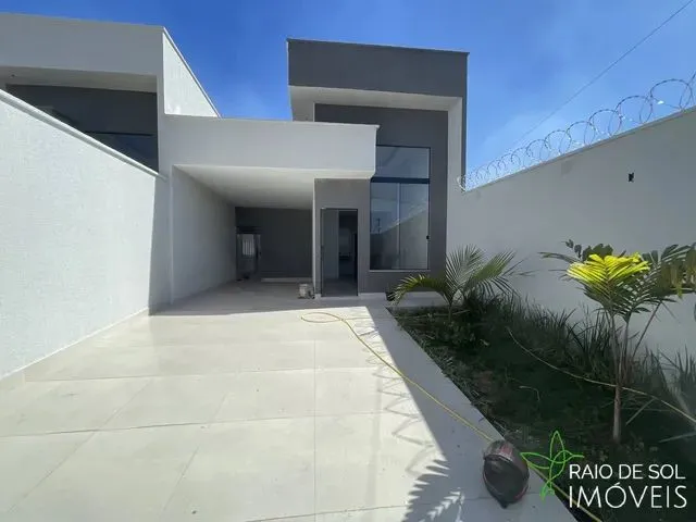Imagem: A casa possui 3 Dormitórios, 1 Suíte, 2 Banheiros, 2