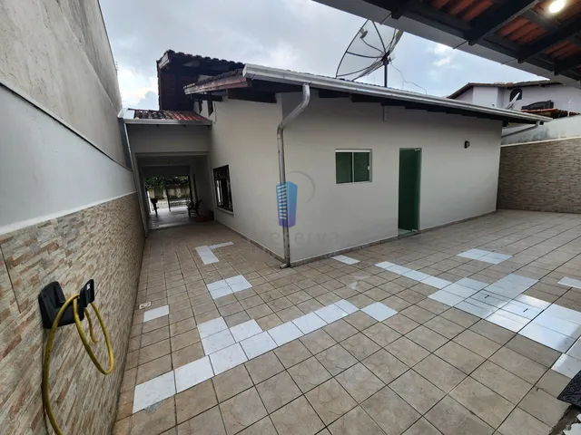 Imagem: Casa com 4 quartos, churrasqueira e bastante