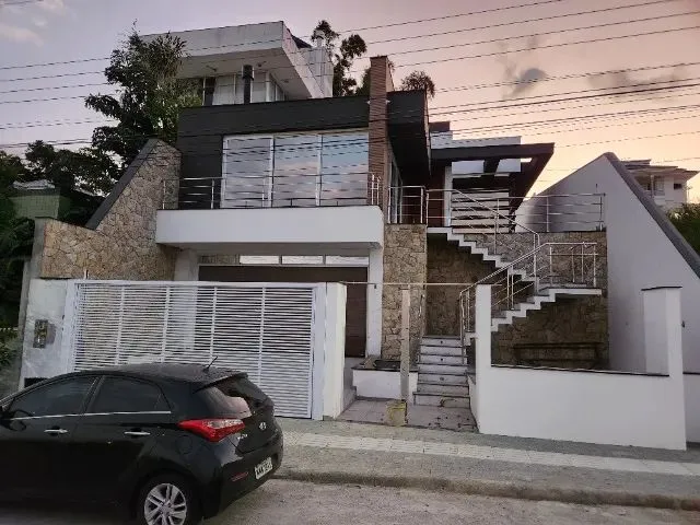 Imagem: A casa possui 4 Dormitórios, 1 Suíte, 3 Banheiros, 2
