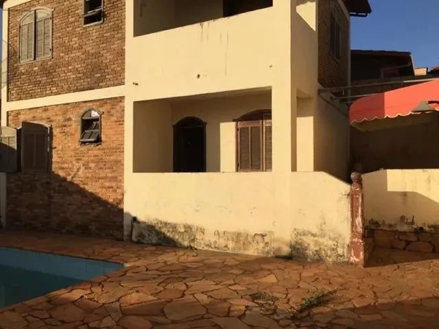 Imagem: Casa de 03 Quartos e Piscina na Região