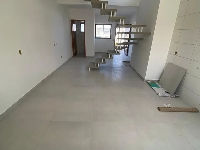 Imagem 4: Lindíssimo Sobrado com 2 Suítes e Super Terreno nos Fundos: Guarda Cubatão
