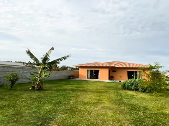 Imagem: Casa com Amplo Terreno em um Loteamento