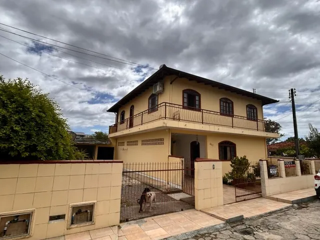 Imagem 16: Casa com Dois Pavimentos no Centro de Palhoça - Terreno Amplo