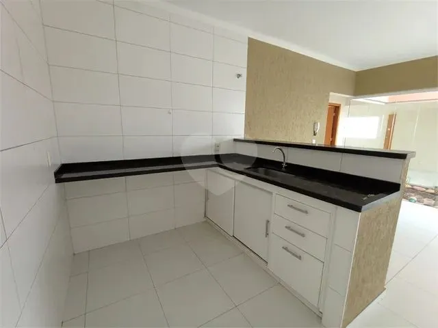 Imagem: A casa possui 2 Dormitórios, 2 Suítes, 2 Banheiros, 3