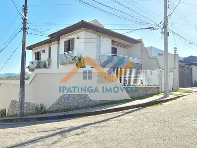 Imagem: A casa possui 3 Dormitórios, 1 Suíte, 3 Banheiros, 4