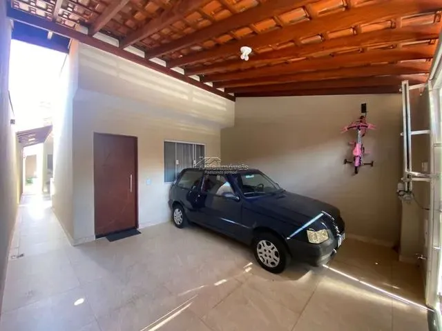 Imagem: A casa possui 2 Dormitórios, 1 Suíte, 2 Banheiros, 2