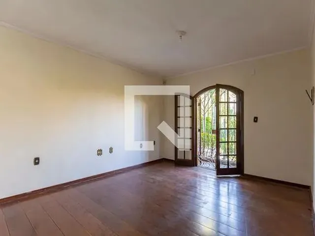 Imagem: A casa possui 4 Dormitórios, 4 Banheiros, 2 Vagas na