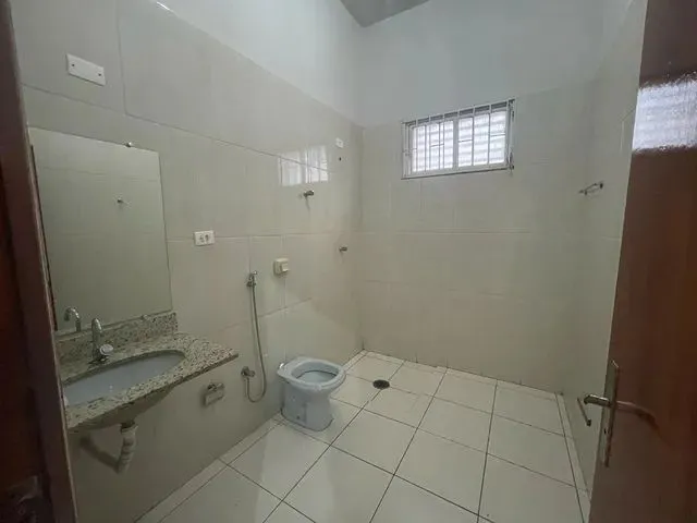 Imagem 2: Casa Térrea de Esquina, Residencial Ou Comercial, com 4 Salas Amplas, Pé Direit