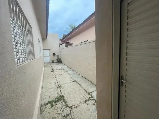 Imagem 4: Casa Térrea de Esquina, Residencial Ou Comercial, com 4 Salas Amplas, Pé Direit