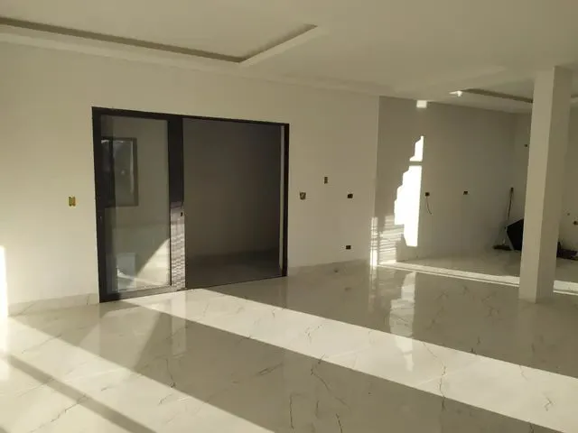 Imagem 3: Sobrado com 3 Dormitórios À Venda com 198M² por R$ 1.250.000,00 no Bairro Guabirotuba