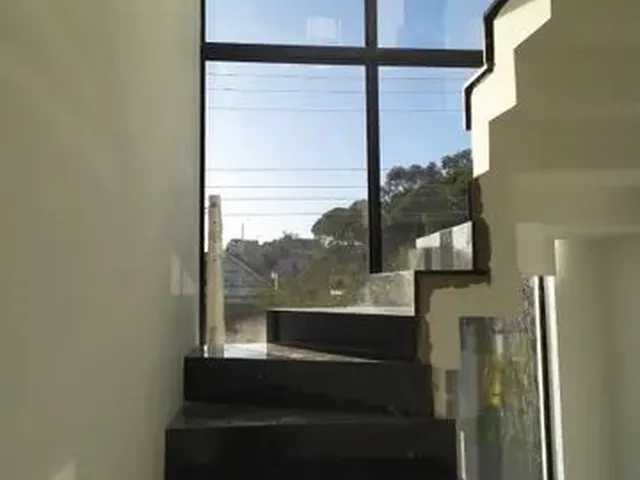 Imagem 1: Sobrado com 3 Dormitórios À Venda com 198M² por R$ 1.250.000,00 no Bairro Guabirotuba