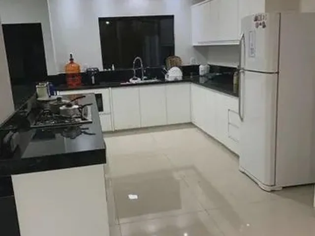 Imagem: A casa possui 3 Dormitórios, 2 Banheiros, 180m² de Área