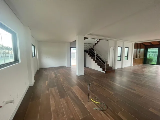 Imagem 8: Casa de luxo na cidade de Itajaí/SC, no bairro Ressacada, com 3 Suítes e 4 Vagas de