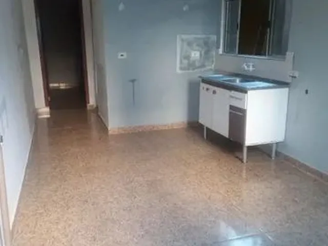 Imagem: A casa possui 1 Dormitório, 1 Banheiro, 1 Vaga na garagem,