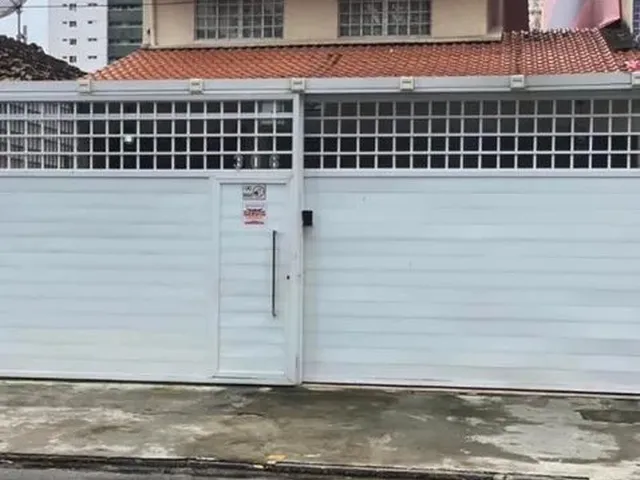 Imagem: A casa possui 4 Dormitórios, 2 Suítes, 4 Banheiros, 3