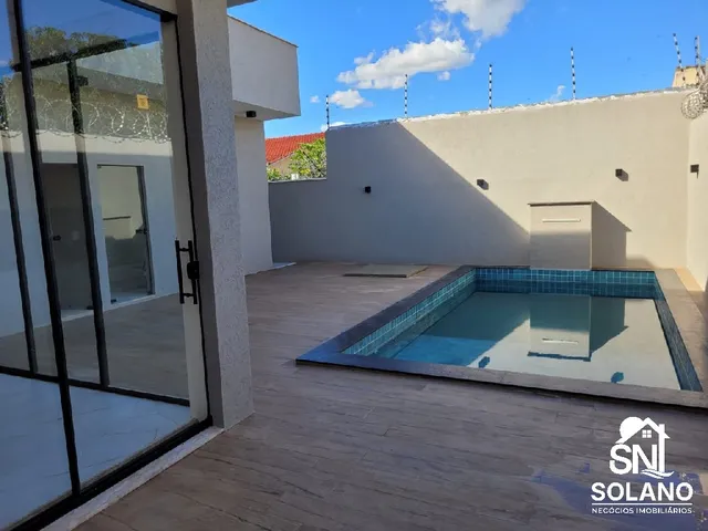 Imagem: A casa possui 3 Dormitórios, 3 Suítes, 4 Banheiros, 3 Vagas