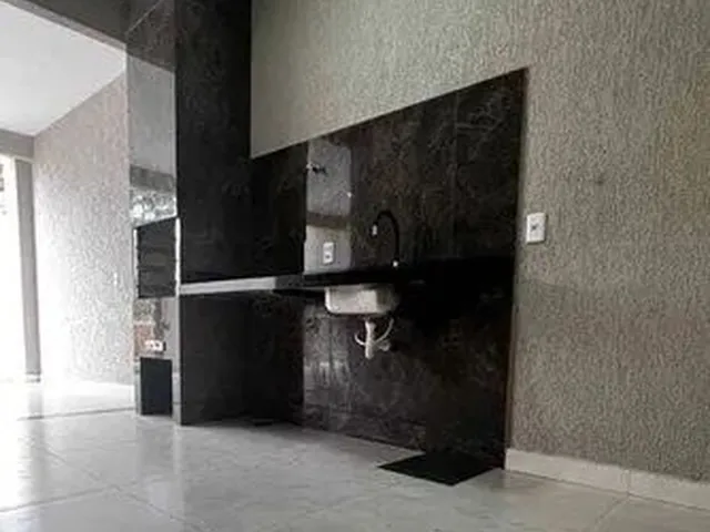 Imagem: A casa possui 3 Dormitórios, 1 Suíte, 1 Banheiro, 2 Vagas