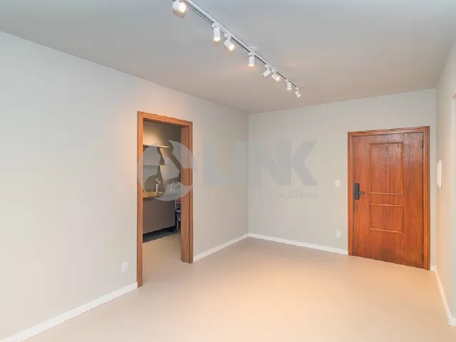 Imagem 2: Imperdível Apartamento à Venda em Porto Alegre - 2 Quartos, 2 Salas, 1 Banheiro, 1 Vaga