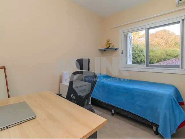 Imagem 2: Casa em Condomínio de Luxo com 3 Quartos e 2 Vagas de Garagem no Bairro Nonoai, Porto