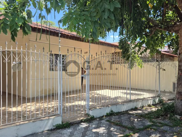 Imagem: A casa possui 3 Dormitórios, 3 Banheiros, 4 Vagas na