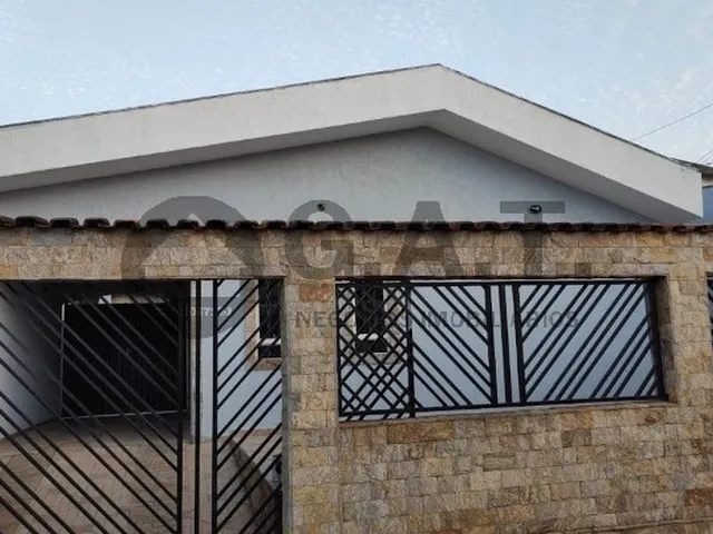 Imagem: A casa possui 3 Dormitórios, 1 Suíte, 2 Banheiros, 4