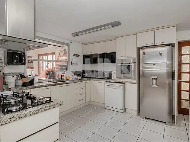 Imagem 12: Imóvel Exclusivo: Casa de 3 Quartos com 3 Suítes e 8 Vagas no Partenon, Porto Alegre-RS!