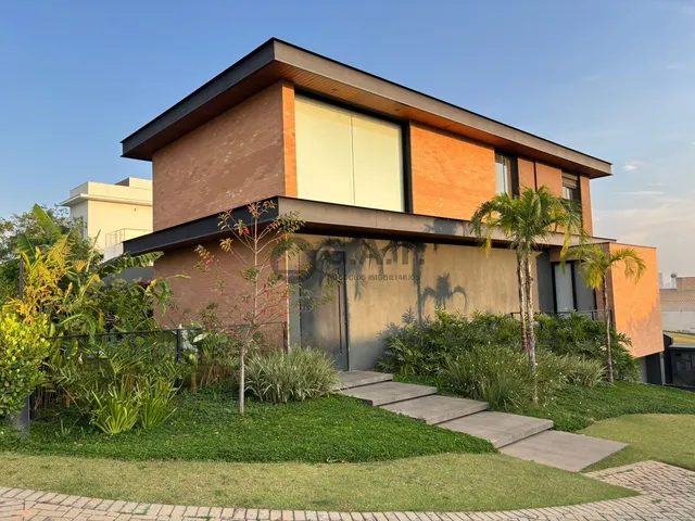 Imagem: A casa em condomínio possui 4 Dormitórios, 5 Suítes, 3