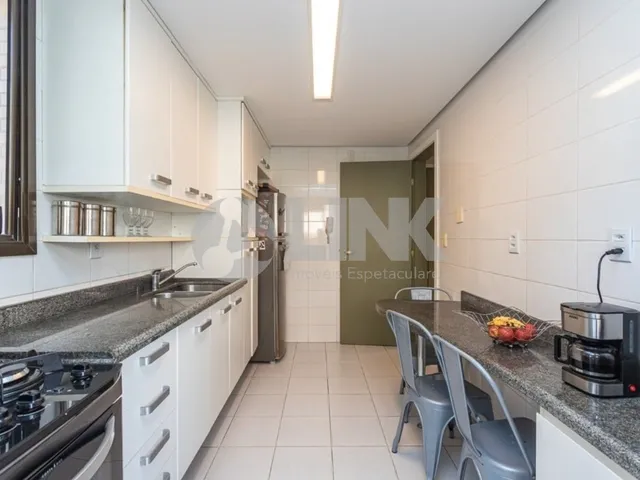 Imagem 6: Aparentemente de 3 quartos com 3 vagas à venda no bairro Petrópolis em Porto Alegre