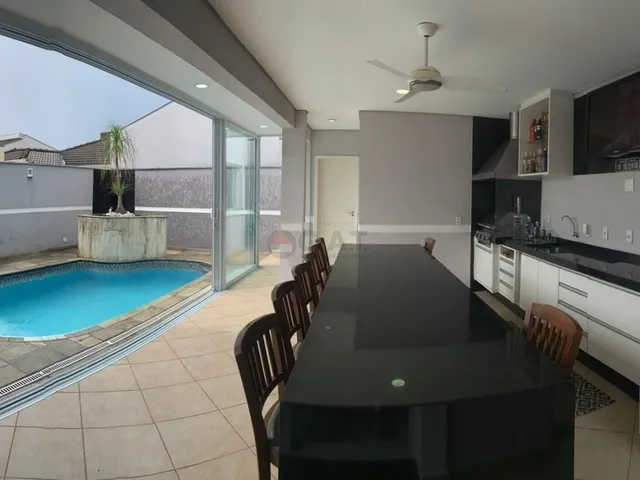 Imagem: A casa em condomínio possui 3 Dormitórios, 4 Suítes, 2