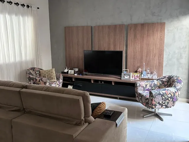 Imagem: A casa possui 3 Dormitórios, 1 Suíte, 2 Banheiros, 8