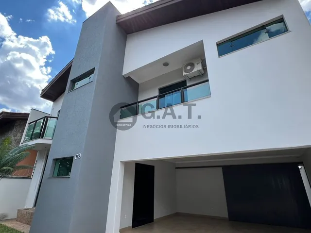 Imagem: A casa possui 4 Dormitórios, 5 Suítes, 3 Banheiros, 3
