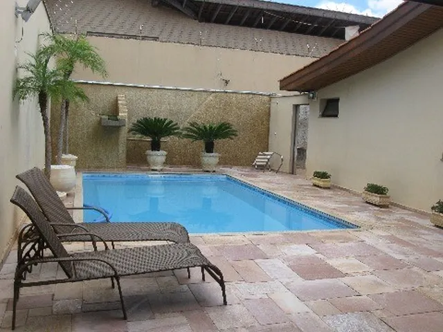Imagem: A casa possui 4 Dormitórios, 1 Suíte, 6 Banheiros, 7