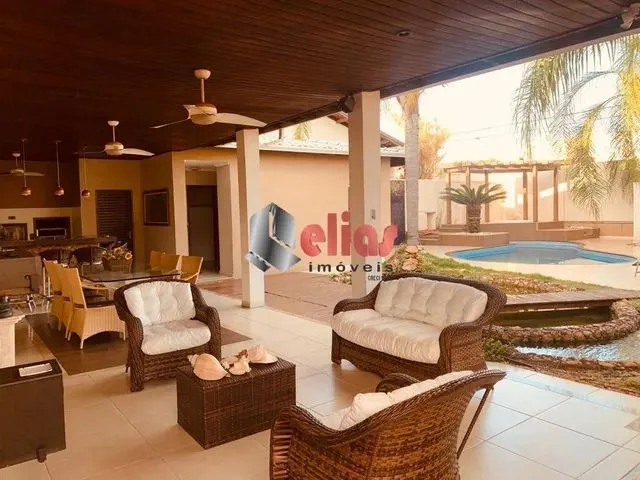 Imagem: A casa possui 3 Dormitórios, 2 Suítes, 5 Banheiros, 4