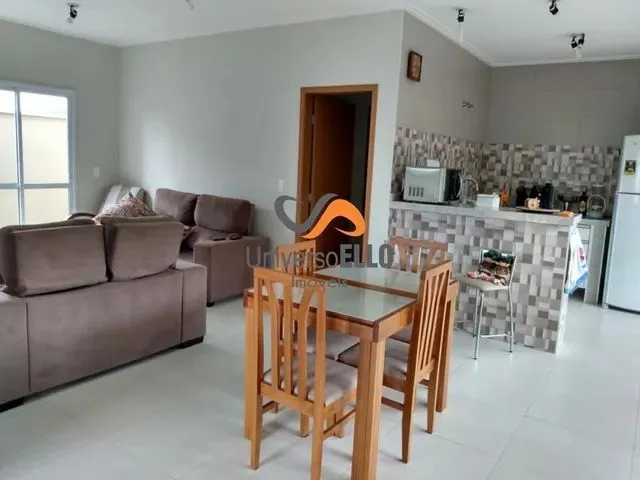 Imagem: A casa possui 3 Dormitórios, 1 Suíte, 1 Banheiro, 4 Vagas