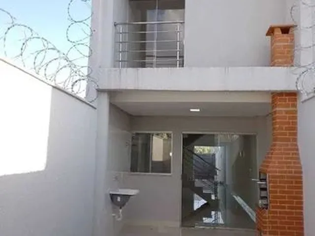 Imagem: A casa possui 2 Dormitórios, 1 Banheiro, 2 Vagas na