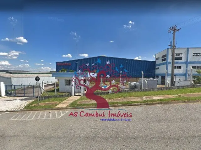 Imagem: O depósito possui 10 Banheiros, 30 Vagas na garagem,