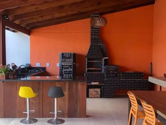 Imagem: A casa possui 1 Dormitório, 2 Banheiros, 2 Vagas na