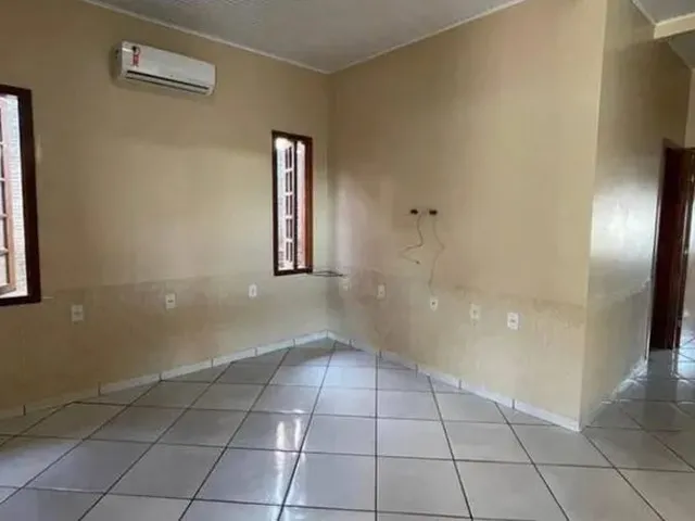 Imagem: A casa possui 3 Dormitórios, 1 Banheiro, 3 Vagas na