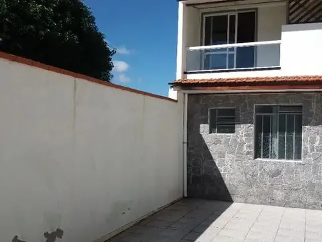 Imagem: A casa possui 1 Dormitório, 1 Banheiro, 1 Vaga na garagem