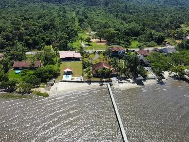 Imagem: A casa possui 3 Dormitórios, 3 Banheiros, 4 Vagas na