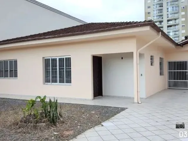 Imagem: A casa possui 4 Dormitórios, 4 Banheiros, 1 Vaga na