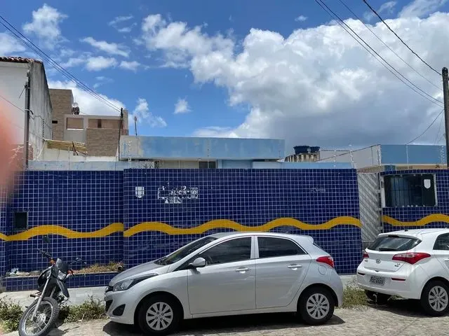 Imagem: A casa possui 5 Dormitórios, 3 Banheiros, 3 Vagas na
