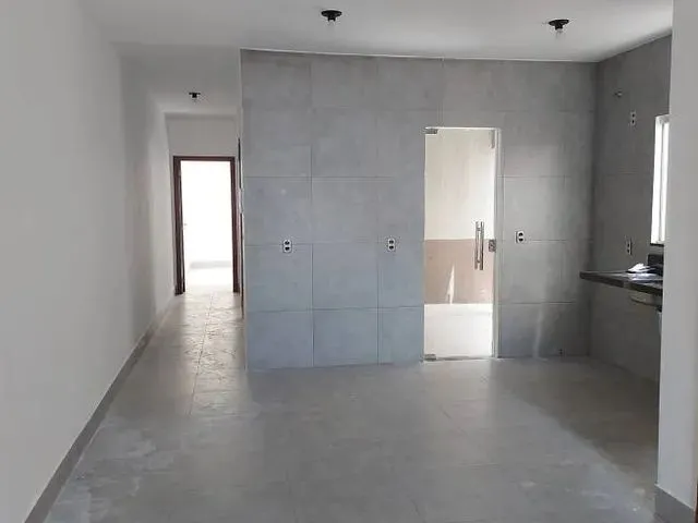 Imagem: A casa possui 3 Dormitórios, 1 Suíte, 2 Banheiros, 2